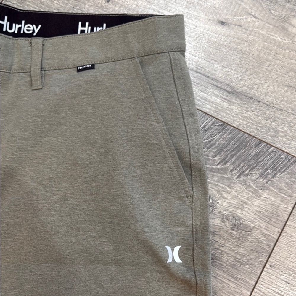 Hurley Green Flat Front Men’s 36” shorts for Casual Style - Picture 2 of 4